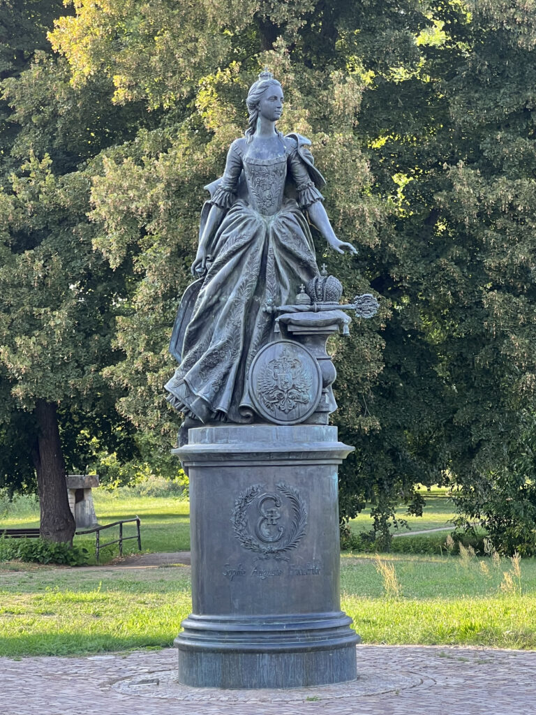 Katharina die Große - Vorbild, Kämpferin, Powerfrau; Katharina Statue in Zerbst/ Sachsen Anhalt