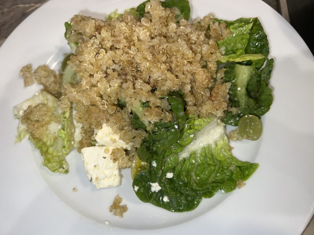 Histaminarmer Salat mit Crispy Quinoa
