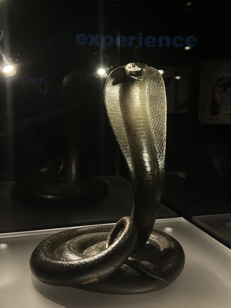 Caesar und Kleopatra; Cobrastatue