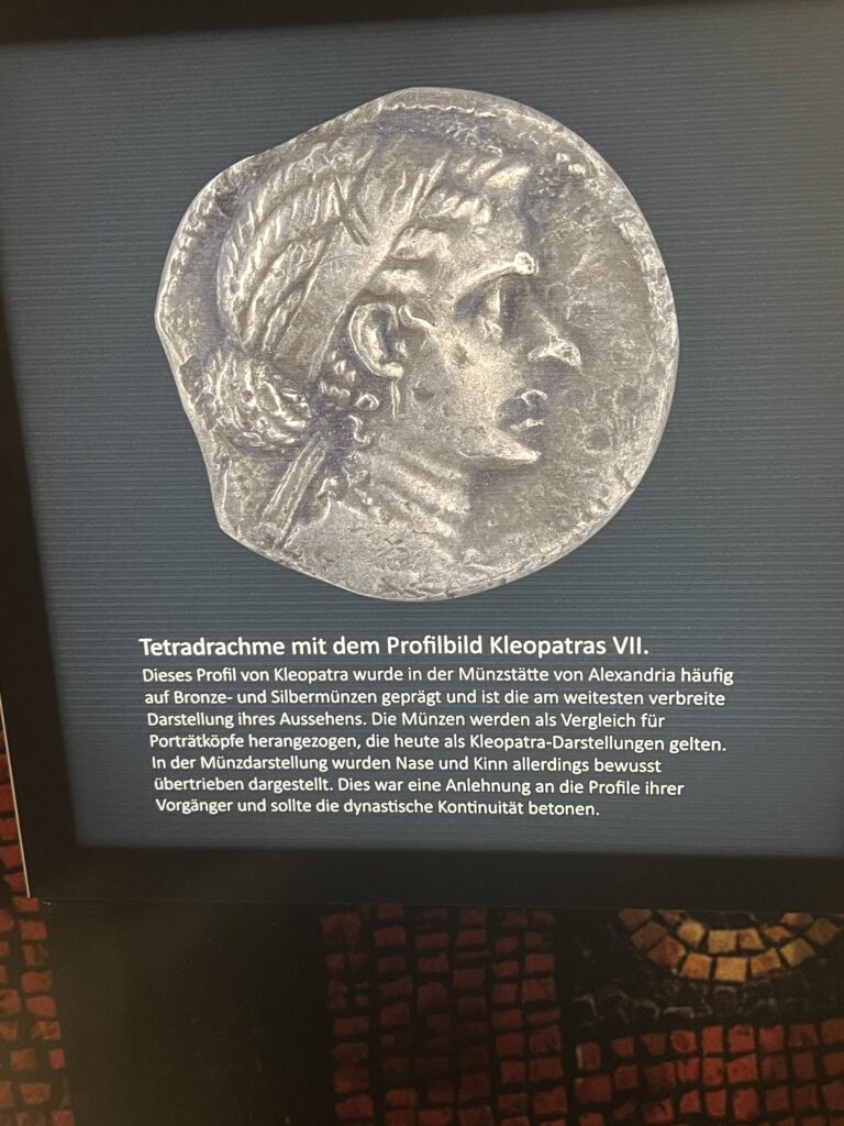 Caesar und Kleopatra; Münze vom Profilbild Kleopatras